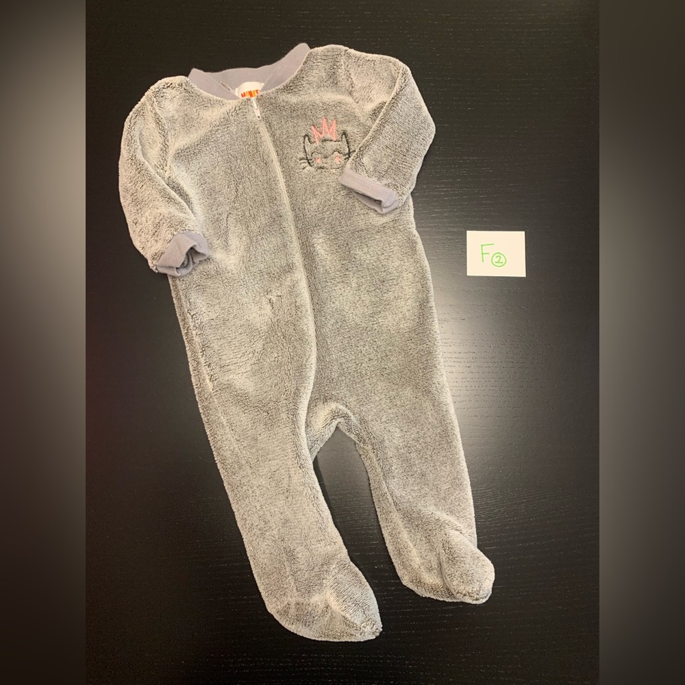 $3.00💝 Grey 3-6m Baby Girl Zip Up Sleeper with Cat Design